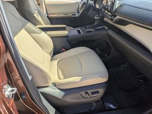 Used 2021 Toyota Sienna XLE image 19