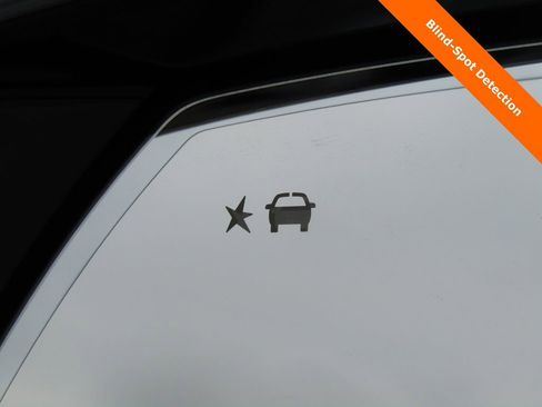 Used 2023 Chevrolet Tahoe Z71 w/ Luxury Package image 15