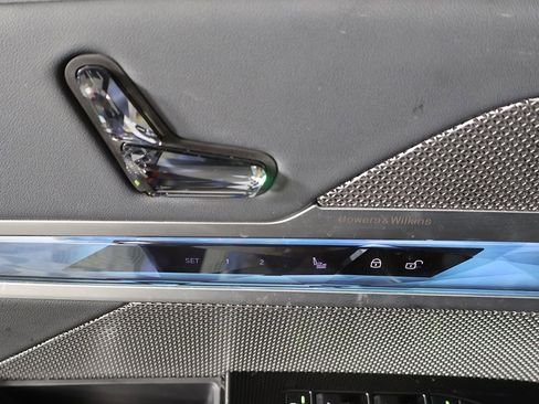 Used 2025 BMW 740i xDrive image 32