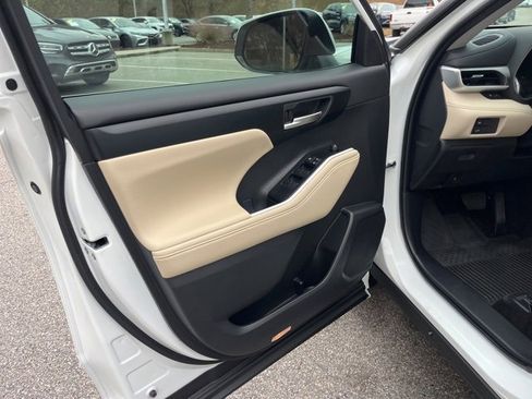 Used 2025 Toyota Highlander XLE image 5