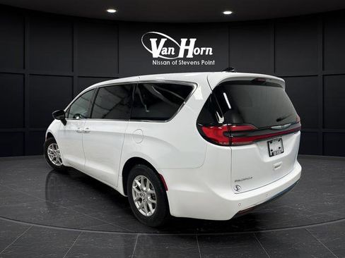 Used 2024 Chrysler Pacifica Touring image 5