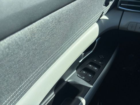 Used 2025 Hyundai Elantra Limited image 18