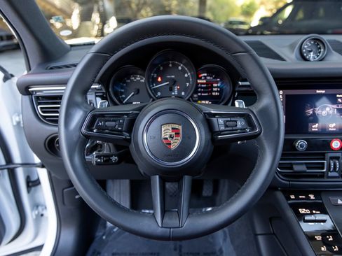 Certified 2025 Porsche Macan AWD/4WD image 36