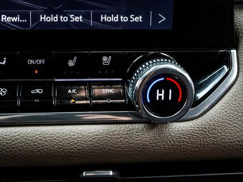 Used 2024 GMC Canyon Denali image 25