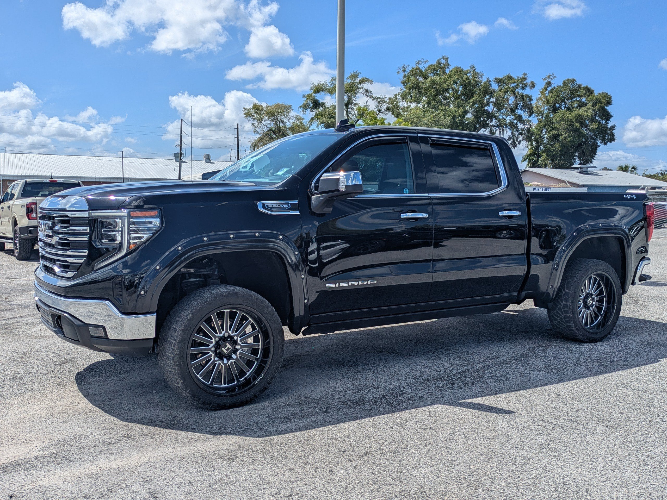 Used 2024 GMC Sierra 1500 SLT w/ SLT Premium Package AWD/4WD image 8