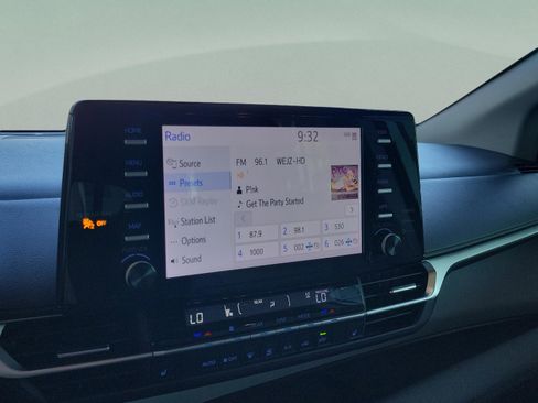 Used 2023 Toyota Sienna XLE image 16