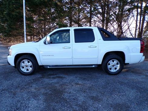 Used 2010 Chevrolet Avalanche LT w/ Suspension Package, Off-Road image 2