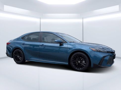 Used 2025 Toyota Camry SE FWD image 1