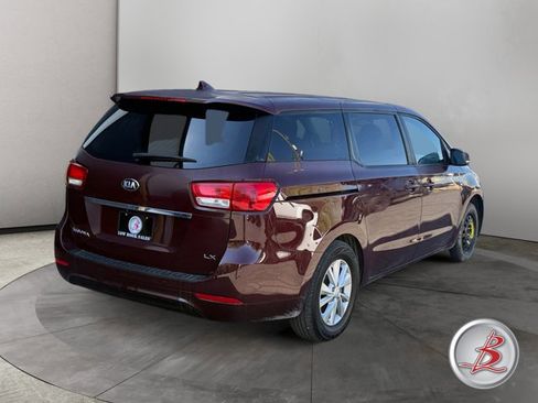 Used 2018 Kia Sedona LX image 4