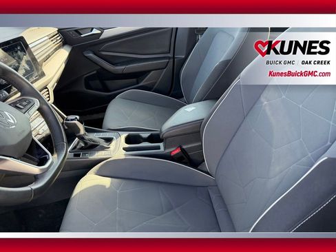 Used 2025 Volkswagen Jetta Sport image 9