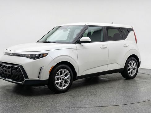 Used 2025 Kia Soul LX w/ LX Technology Package FWD image 3