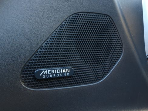 Used 2019 Jaguar F-PACE S image 33