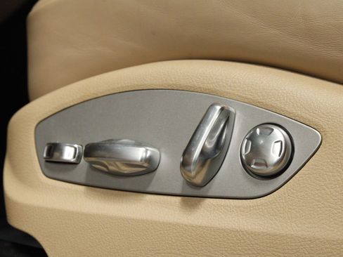 Certified 2025 Porsche Macan AWD/4WD image 34