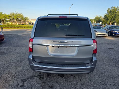 Used 2014 Chrysler Town & Country Touring FWD image 6