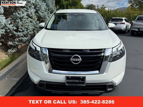 Used 2025 Nissan Pathfinder SV image 2