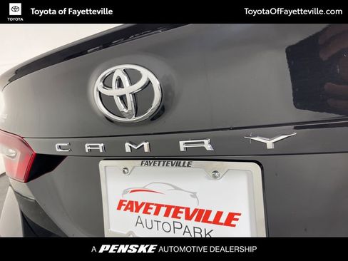 Used 2024 Toyota Camry SE image 3