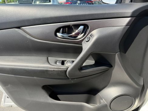Used 2016 Nissan Rogue SV w/ SV Premium Package AWD/4WD image 36