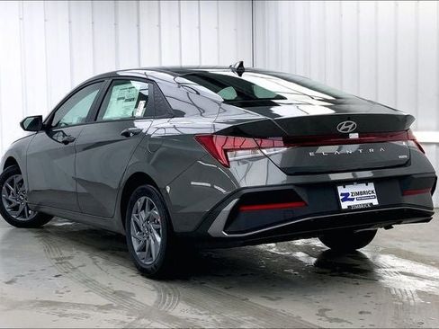 Used 2025 Hyundai Elantra Blue image 5