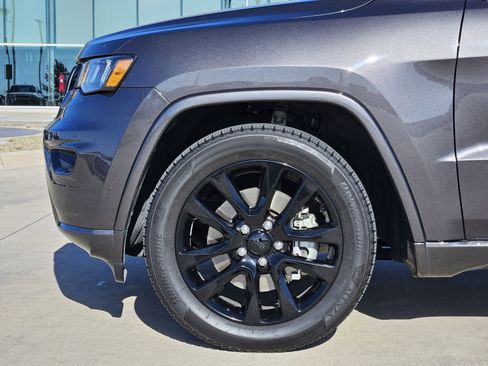 Used 2021 Jeep Grand Cherokee Laredo X image 12