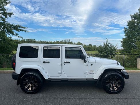 Used 2014 Jeep Wrangler Unlimited Sahara w/ Connectivity Group AWD/4WD image 3