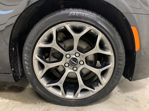 Used 2018 Chrysler 300 S image 29