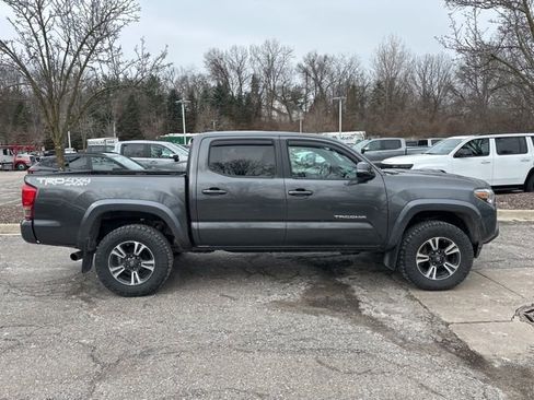 Used 2017 Toyota Tacoma TRD Sport w/ Tow Package (A/T) image 6