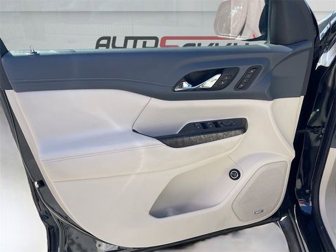 Used 2020 GMC Acadia Denali w/ Technology Package image 17