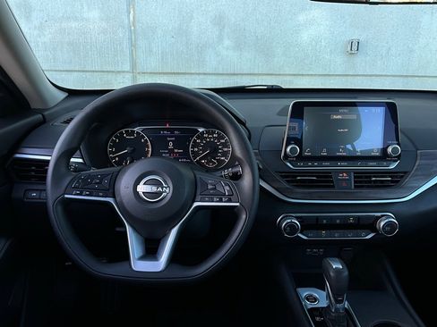 Used 2025 Nissan Altima 2.5 SV image 14