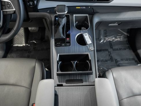 Used 2025 Toyota Sienna XLE FWD image 28