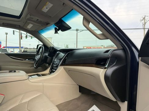 Used 2018 Cadillac Escalade Premium Luxury image 12