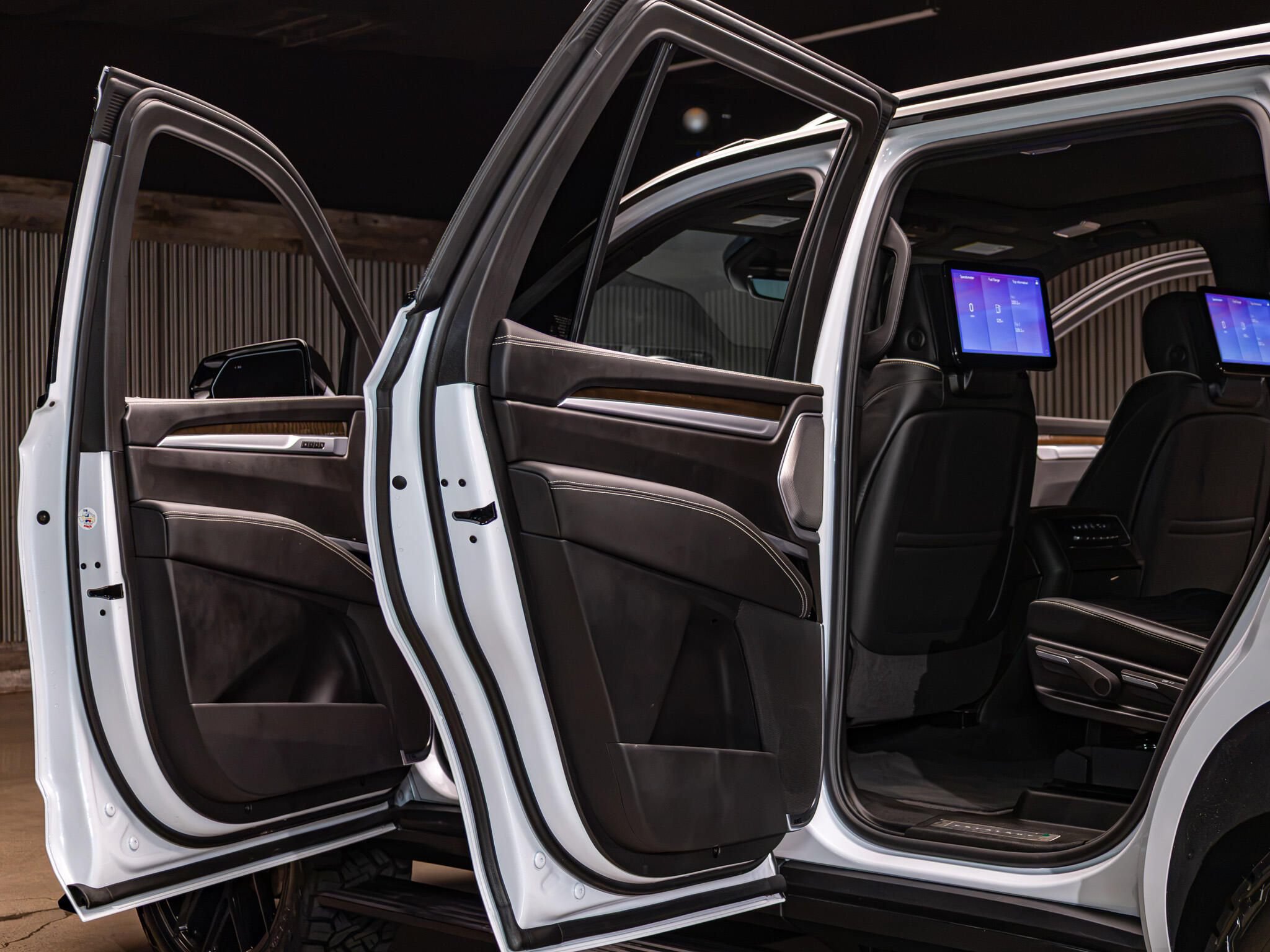 Used 2027 Cadillac Escalade Platinum Sport w/ LPO, ONYX Package AWD/4WD image 31