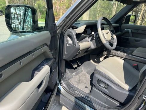 Used 2025 Land Rover Defender 110 image 4