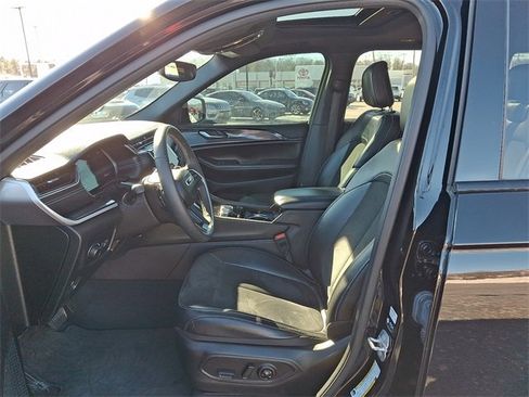 Used 2023 Jeep Grand Cherokee Altitude image 16