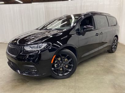 Used 2025 Chrysler Pacifica Limited