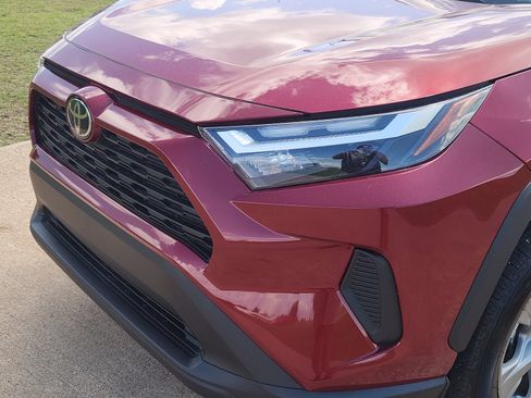 Used 2025 Toyota RAV4 LE AWD/4WD image 10