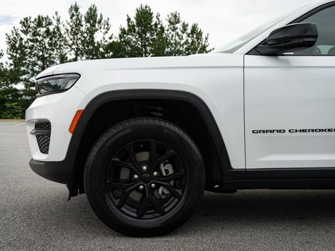 Used 2025 Jeep Grand Cherokee Altitude AWD/4WD image 4