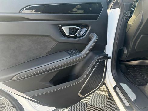 Used 2022 Lamborghini Urus image 31