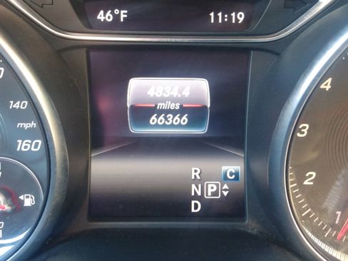 Used 2019 Mercedes-Benz GLA 250 4MATIC w/ Premium Package image 11