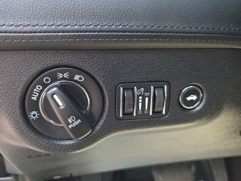 Used 2015 Chrysler 300 C Platinum w/ Harman/Kardon Audio Group AWD/4WD image 12