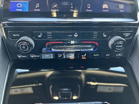 Used 2024 Jeep Grand Cherokee Limited image 21