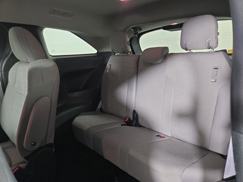 Used 2025 Toyota Sienna LE w/ LE Plus Package FWD image 13