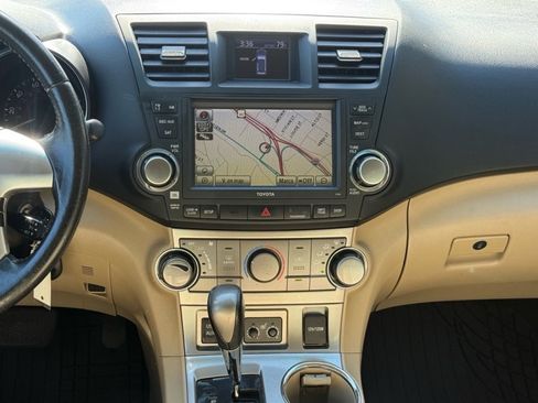 Used 2011 Toyota Highlander SE image 16