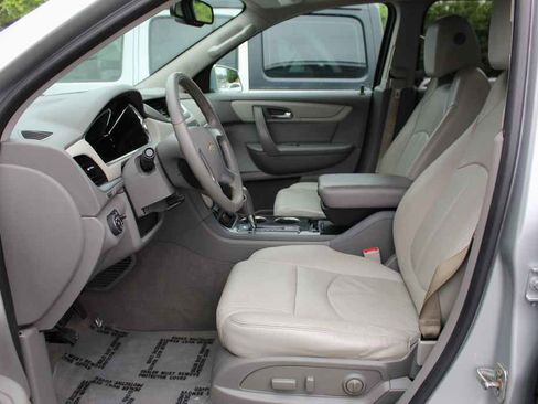 Used 2017 Chevrolet Traverse LT FWD image 25