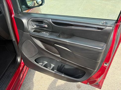 Used 2015 Chrysler Town & Country S image 43