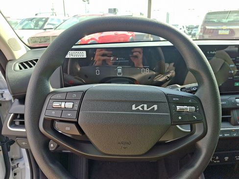 New 2025 Kia K4 LXS image 17