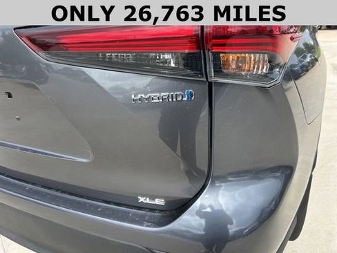 Used 2024 Toyota Highlander XLE AWD/4WD image 4