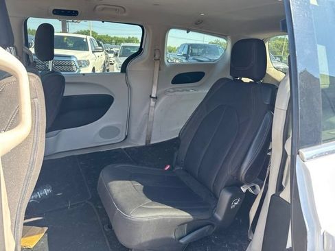 Used 2018 Chrysler Pacifica Touring Plus FWD image 14