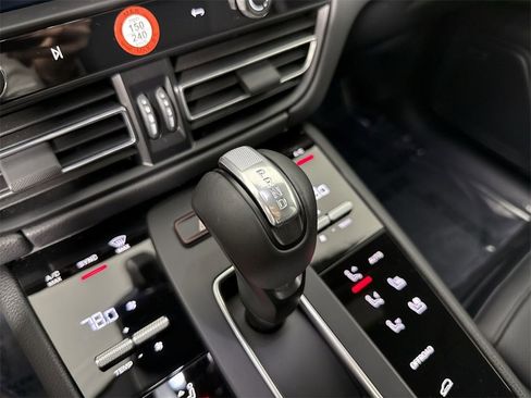 Certified 2025 Porsche Macan image 32