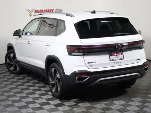 Used 2025 Volkswagen Taos SE AWD/4WD image 16