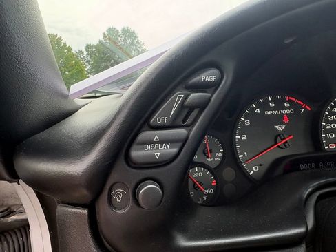 Used 2001 Chevrolet Corvette Convertible w/ Preferred Equipment Group2 RWD image 18